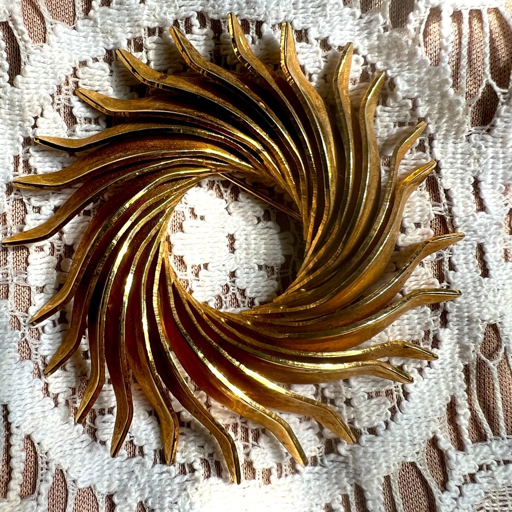 VINTAGE ABSTRACT WREATH BROOCH